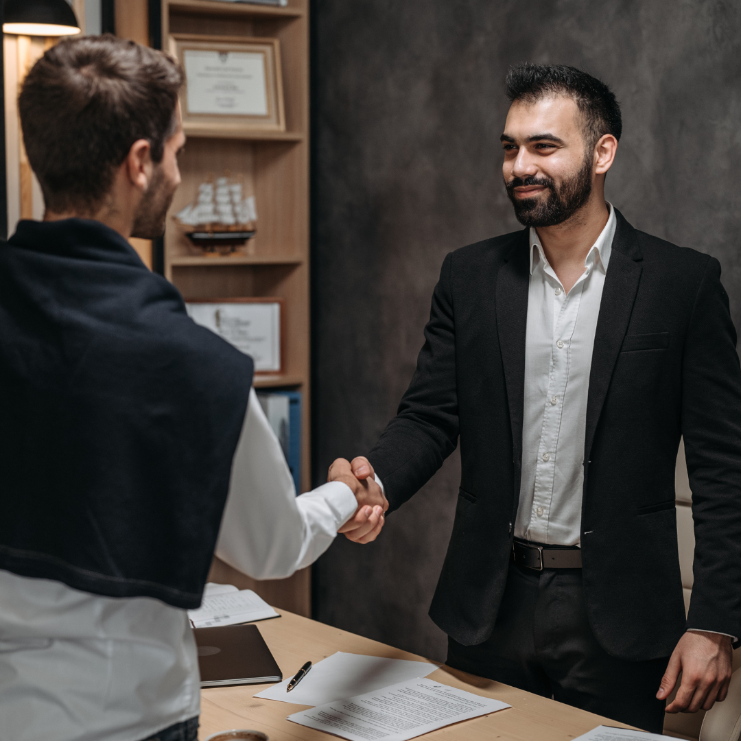 Femme au téléphone contente de ses résultats dans son travail
