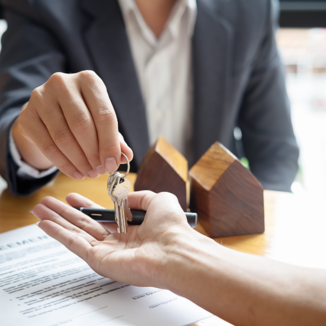 Femme au téléphone contente de ses résultats dans son travail