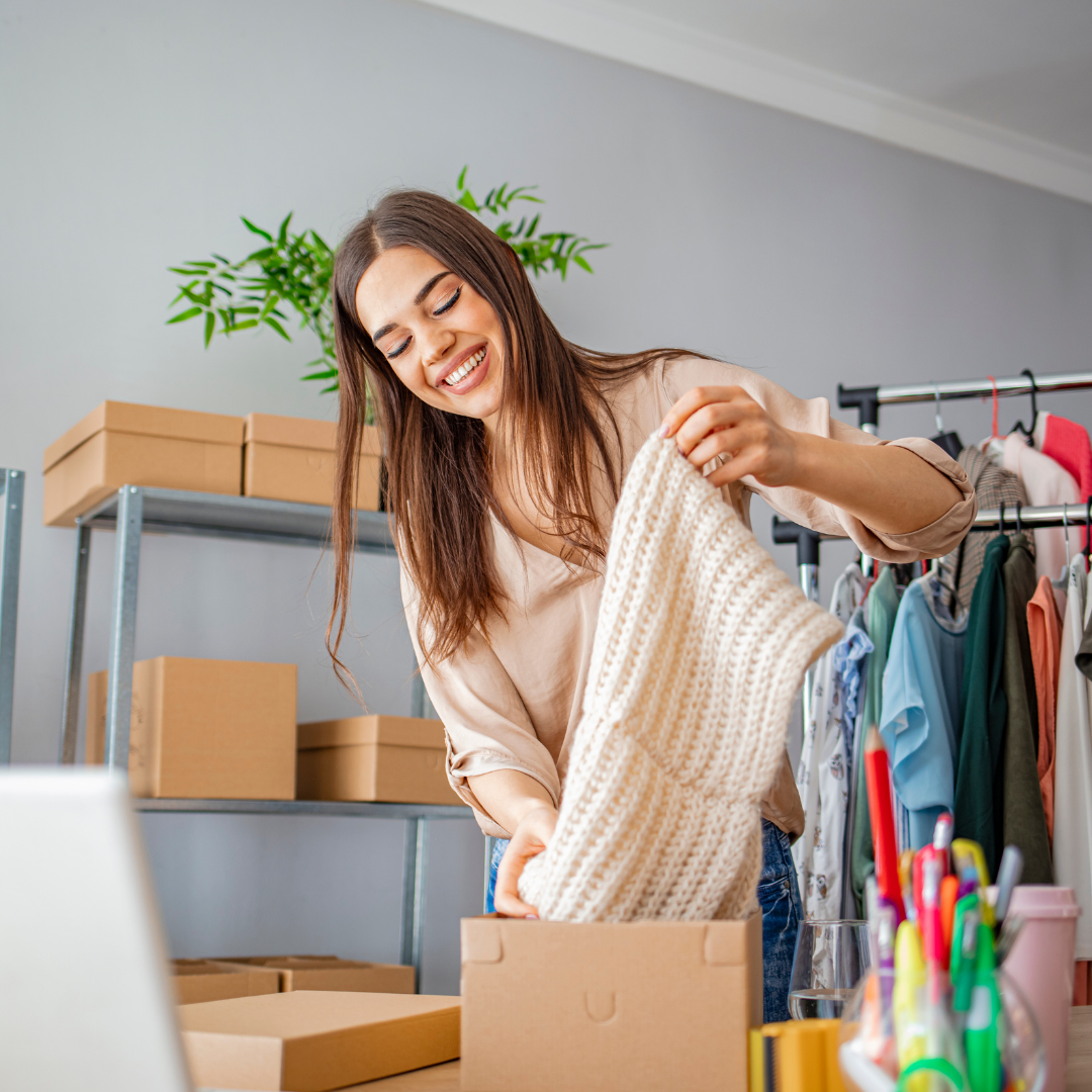 Femme au téléphone contente de ses résultats dans son travail